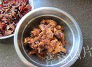 2、枣泥一口酥,取出大枣，洗净爪爪，将大枣剥皮去核，留枣肉