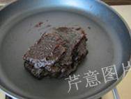 6、枣泥一口酥,最后能够成团且不沾锅底，枣泥即成（注意控制枣泥的干湿程度。做点心的枣泥可以炒得略干一些；炒好放凉后的枣泥比热的时候要干）