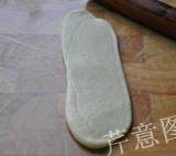 14、枣泥一口酥,将小面卷收口朝上，按扁后再次擀成长舌形