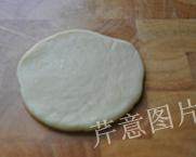 18、枣泥一口酥,将面团收口朝上，按扁后，擀成薄面皮