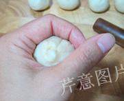 20、枣泥一口酥,用虎口收紧收口，一个枣泥酥完成