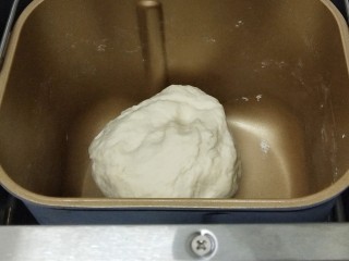 2、韭菜盒子,和面十分钟