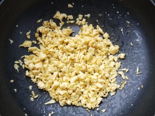 3、韭菜盒子,期间我们做馅料，热锅油温两成热，下打散的鸡蛋液煸炒，边用筷子划散成小颗粒状，彻底放凉备用