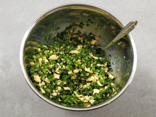 5、韭菜盒子,加胡椒粉和盐调味