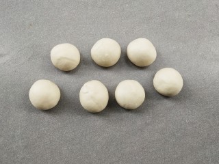 6、韭菜盒子,面团分成小份，大小随意