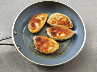 10、韭菜盒子,盖子继续煎两分钟，待两面都出现鼓包即可