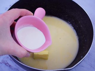 5、熔岩乳酪吐司,加入淡奶油拌匀