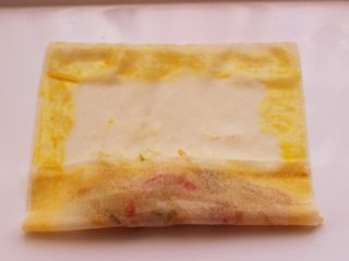 12、土豆丝红椒煎春卷,先卷一下,如图。