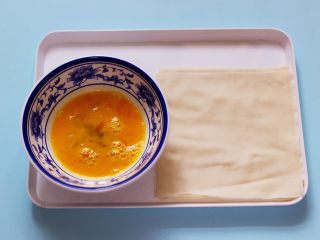 10、土豆丝红椒煎春卷,这个时候准备好春卷皮,把鸡蛋打散。