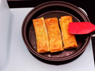 18、土豆丝红椒煎春卷,这个时候把春卷翻面,两面煎至金黄色即可。