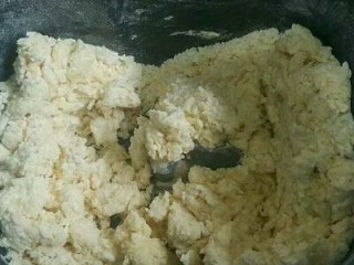 3、芝麻餐包,所有配料除黄油芝麻外加入面包桶