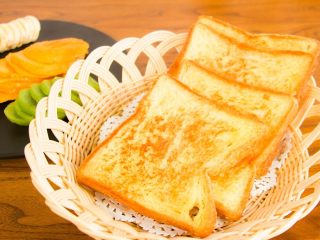 1、冰淇淋三明治,吐司放入平底锅小火煎金黄色~