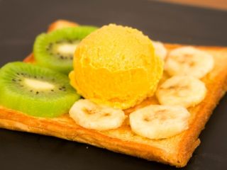 2、冰淇淋三明治,摆上你爱的水果。中间留一块位置放冰淇淋球~