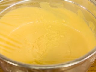 11、冰淇淋三明治,盖上保鲜膜，放入冰箱冷藏，每隔一个小时取出搅拌一次，重复两到三次这样的冰淇淋口感更细腻，味道更好，没有冰茬，喜欢吃冰茬的可以不用搅拌。