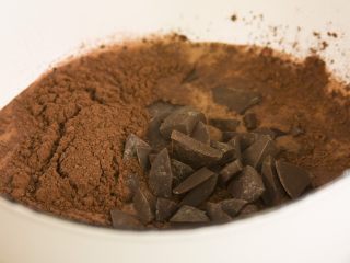 14、冰淇淋三明治,可可粉巧克力放入牛奶中用小锅煮，煮到巧克力融化，搅拌均匀之后很光亮