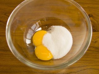 15、冰淇淋三明治,蛋黄加糖几滴柠檬汁打到浅黄色
