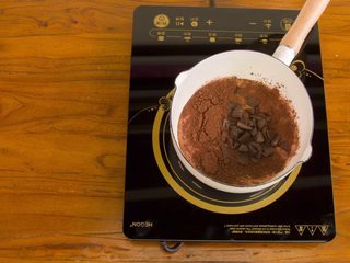 16、冰淇淋三明治,把巧克力牛奶慢慢倒入打好的蛋黄液中，一边加入一边快速搅拌(不能让蛋黄结块)再倒回奶锅小火边加热边搅拌，直到液体微微煮开，关火放凉（煮沸后会产生很多的泡沫，是正常的）