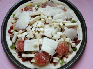 15、馅料足足的超级至尊匹萨,最后在表面再铺一层马苏里拉奶酪