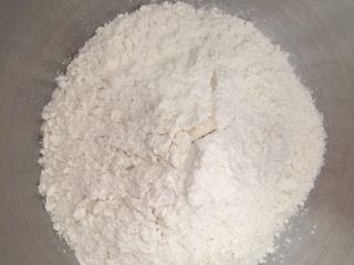 1、早餐香葱芝士肠子包,厨师机和面盆里放入面粉