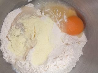 3、早餐香葱芝士肠子包,加入奶粉、盐、水