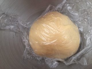 5、早餐香葱芝士肠子包,盖保鲜膜进行一发