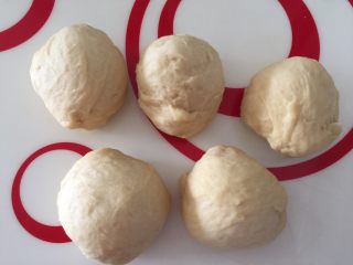 6、早餐香葱芝士肠子包,平均分成5等份