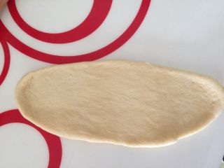 7、早餐香葱芝士肠子包,擀成牛舌型