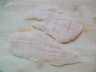 3、咖喱鸡排饭,免炸版,从中间切开，切成两份，用刀轻划，利于等下腌制的时候入味