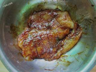 4、咖喱鸡排饭,免炸版,放入酱油和耗油，胡椒粉、料酒用手抓均匀，让调料入味，静置20-30分钟