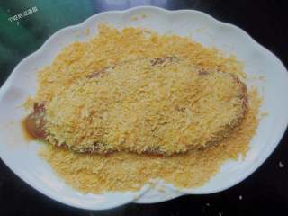 5、咖喱鸡排饭,免炸版,腌制的鸡胸脯拿出来，蘸一层鸡蛋液，裹上面包糠