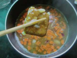 12、咖喱鸡排饭,免炸版,倒入开水没过食材，中小火炖煮5分钟至软加入咖喱块，5分钟收汁即可。