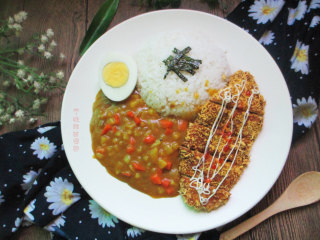 17、咖喱鸡排饭,免炸版,把米饭、鸡蛋、咖喱放在盘子里，摆上鸡排即可