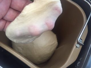 2、mini小餐包,揉出薄膜。