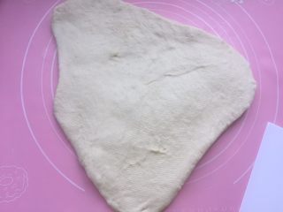 5、mini小餐包,然后用擀面杖排气。