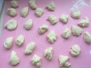 6、mini小餐包,排气后分成均匀25个（29-30克一个）