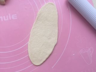 7、mini小餐包,取一个擀开再次排气。