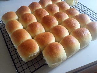 13、mini小餐包,拿出后马上转移到烤架上散气晾凉。