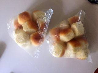 14、mini小餐包,趁温热装入密封袋。
