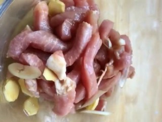 3、香辣猪肉干,抓匀腌制三十分钟