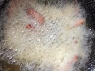 4、香辣猪肉干,油温六成热下锅炸