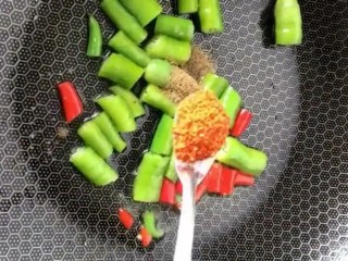 6、香辣猪肉干,锅留底油放入辣椒段，孜然粉，辣椒粉炒香