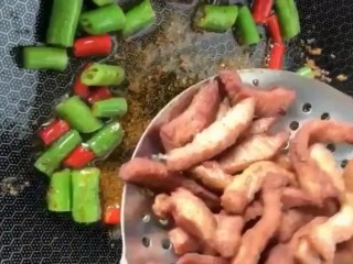 7、香辣猪肉干,炒香后放入炸好的猪肉翻拌均匀出锅即可