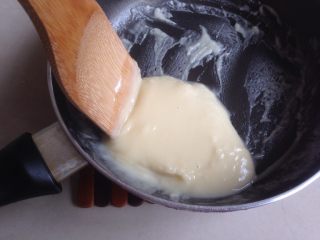 2、超柔软的棉花蛋糕,立即离火,加入面粉并快速搅拌成顺滑的烫面团,放入另一个盆里备用。