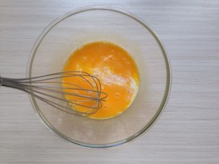 4、超柔软的棉花蛋糕,用手动蛋抽搅拌均匀后,加入牛奶拌均匀。