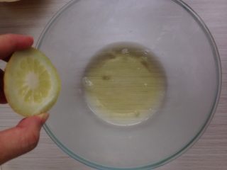 7、超柔软的棉花蛋糕,蛋清加入柠檬汁,用电动打蛋器打起粗泡。