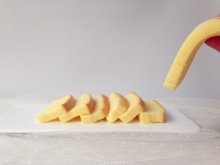 13、超柔软的棉花蛋糕,烤好的蛋糕,不用倒扣,放凉切片即可。