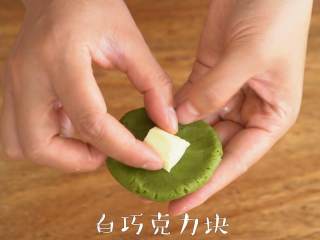 6、松脆【抹茶夹心曲奇】快手好滋味。,筛入低筋面粉和抹茶粉，搅拌均匀成面团，将面团分成30g每个