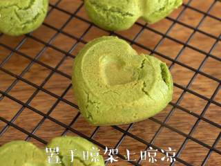 9、松脆【抹茶夹心曲奇】快手好滋味。,取出置于晾架晾凉