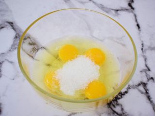 2、巧克力蛋糕甜甜圈,鸡蛋打入盆中，加入全部的白糖