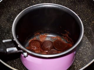 10、巧克力蛋糕甜甜圈,巧克力隔水融化